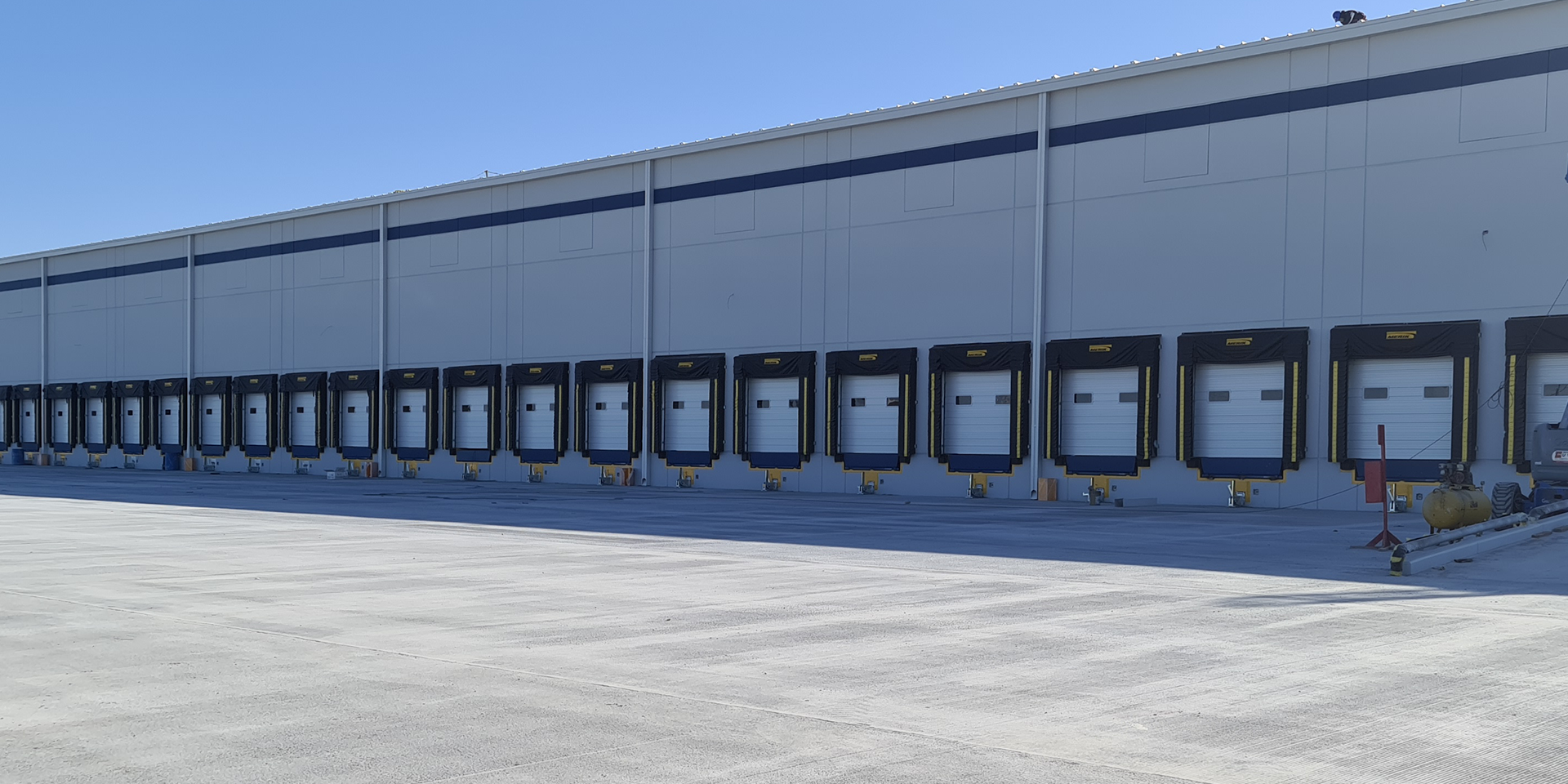 hero proyecto puertas seccionales y equipamiento para andén